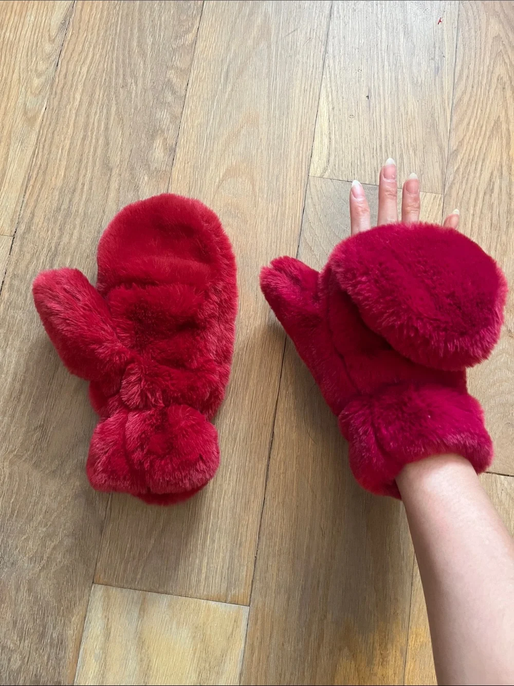 Apparis Coco fluffy mittens in fuschia